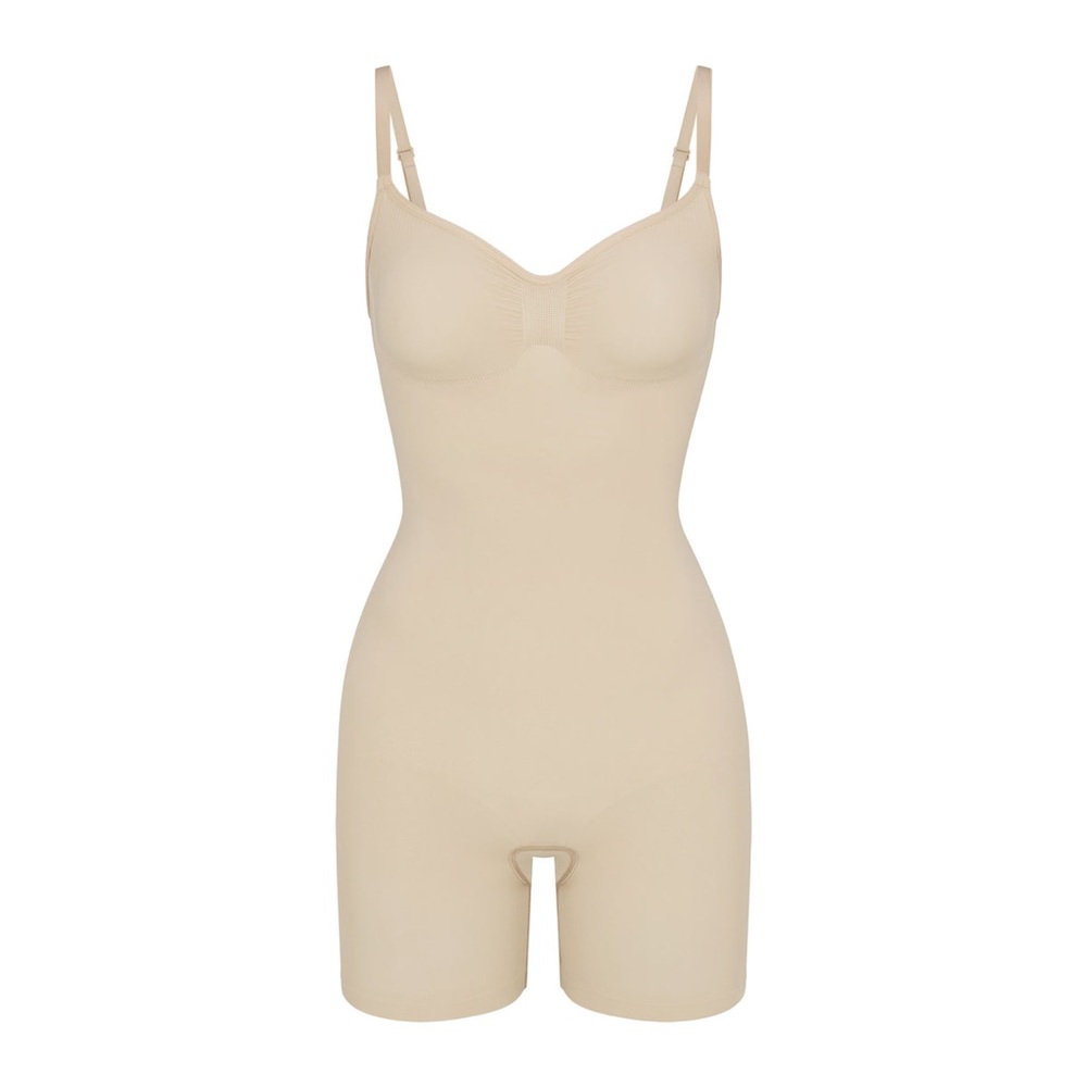 ✨NWOT SKIMS SEAMLESS SCULPT MID THIGH BODYSUIT IN SAND SIZE MEDIUM